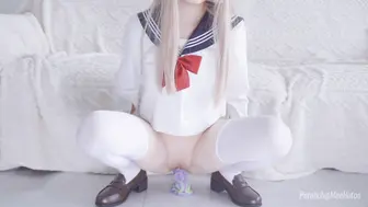 美少女骑着大假阳具，直到可爱的颤抖高潮！