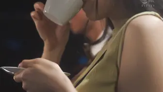 JUQ-640 [中文字幕] 一乃あおい - Happening Bar 人妻NTR 「是為了你好喔…」那樣說著的妻子不知不覺沉醉在聚集的男人們之中。